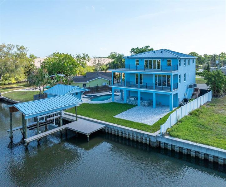 Exterior details and patio area of a home in , Tampa (Image 35).