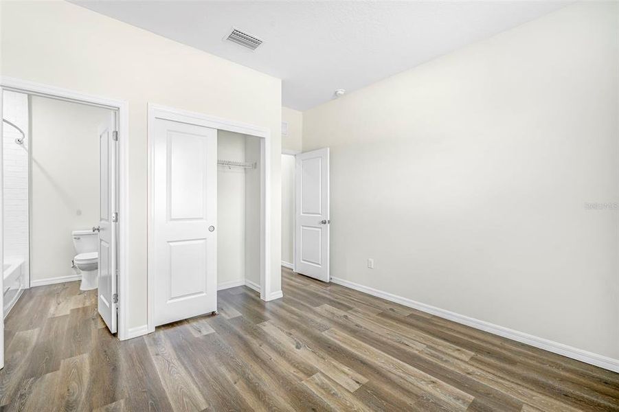 Spacious, unfurnished interior of a new home in , Weeki Wachee (Image 19).