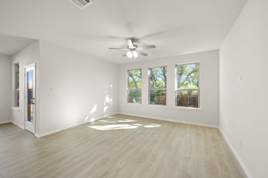 Spacious, unfurnished interior of a new home in Eagle Cove, Denton (Image 17).