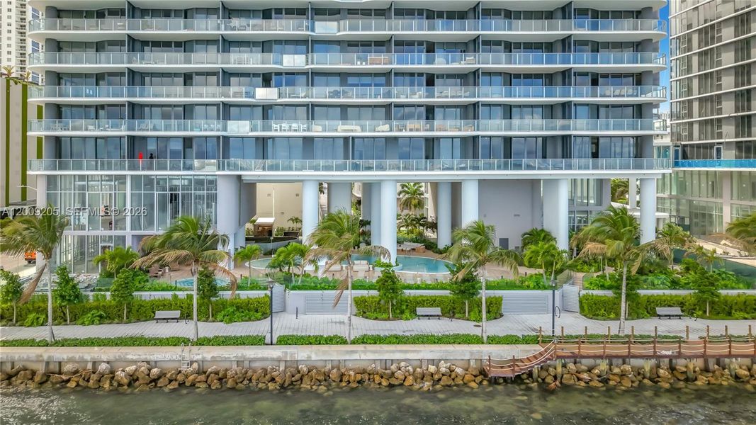 Condo located in Miami, FL showcasing its design and architecture (Image 31).