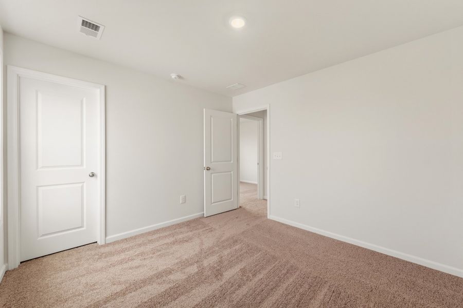Spacious, unfurnished interior of a new home in Dove Hollow, Chesnee (Image 32).