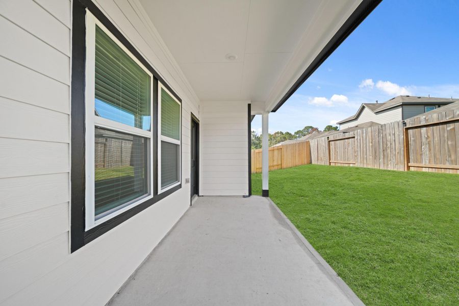 Exterior details and patio area of a home in Lexington Heights, Willis (Image 3).