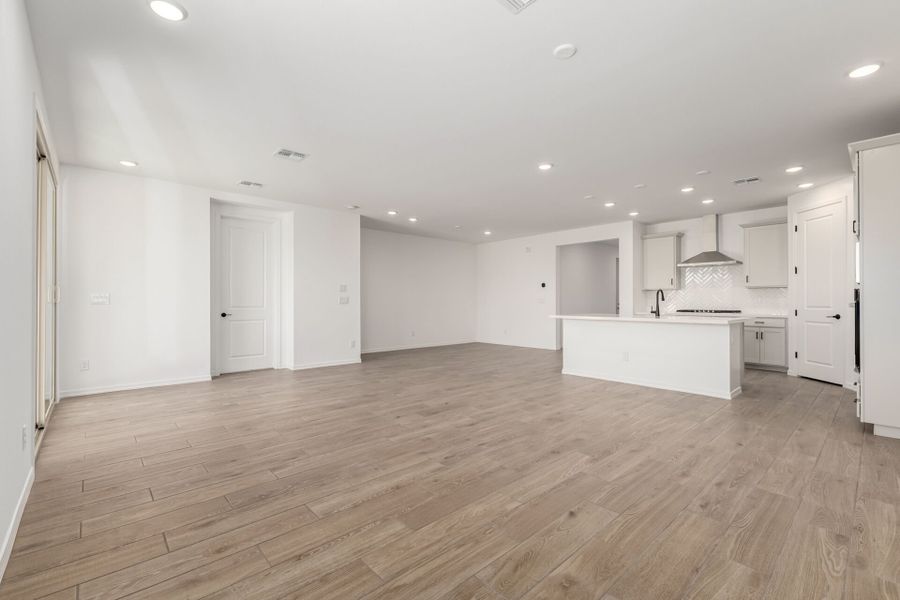 Spacious, unfurnished interior of a new home in Tyler Ranch, Buckeye (Image 7).