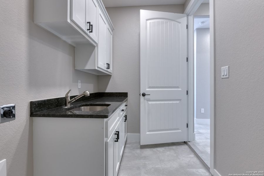 Furnished interior view inside a new home in , Bandera (Image 5).