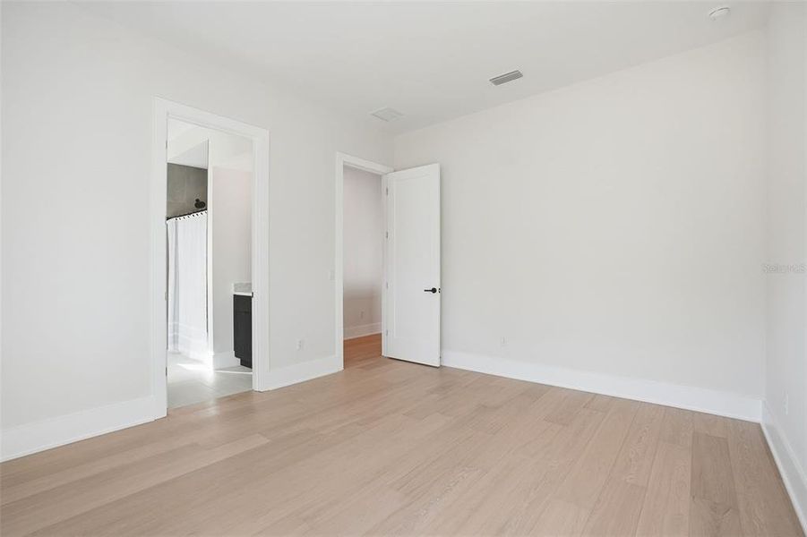 Spacious, unfurnished interior of a new home in , Tampa (Image 59).