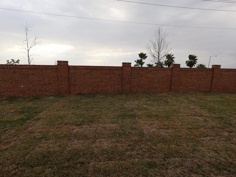 Exterior details and patio area of a home in Lago Mar, Santa Fe (Image 3).