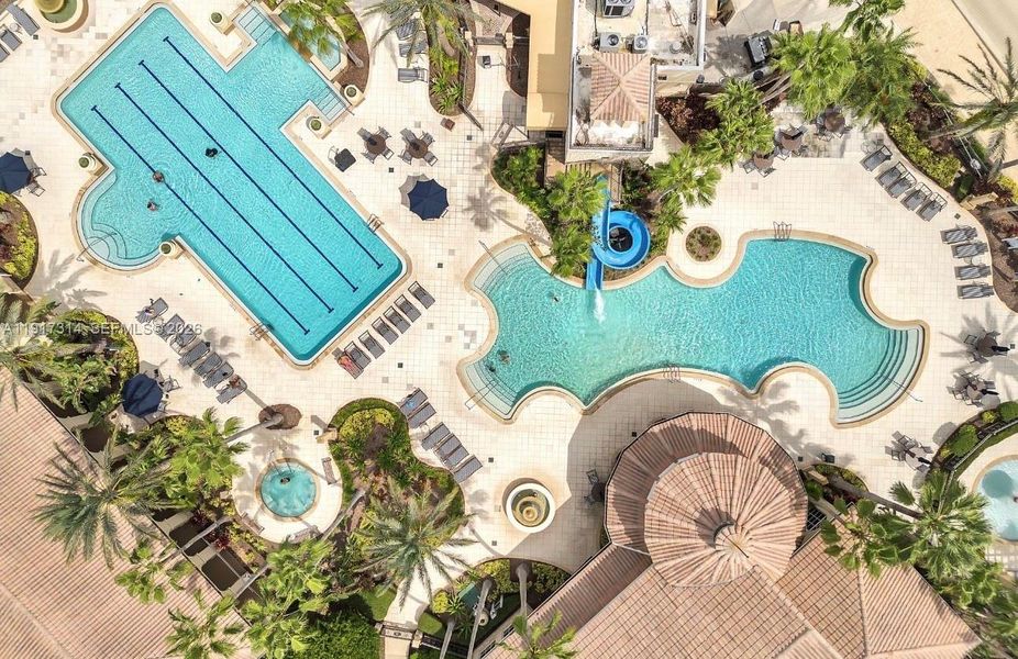 Community amenities in The Townhomes at Bellalago, Kissimmee (Image 24).