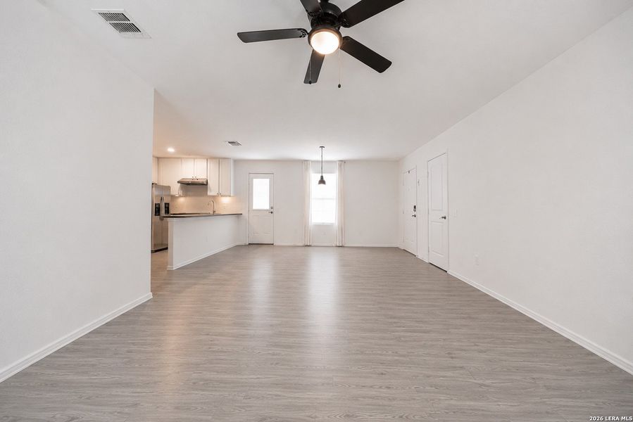 Spacious, unfurnished interior of a new home in Mission del Lago, San Antonio (Image 19).