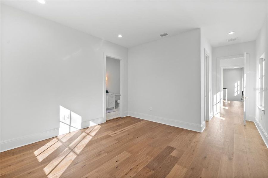 Spacious, unfurnished interior of a new home in , Tampa (Image 48).