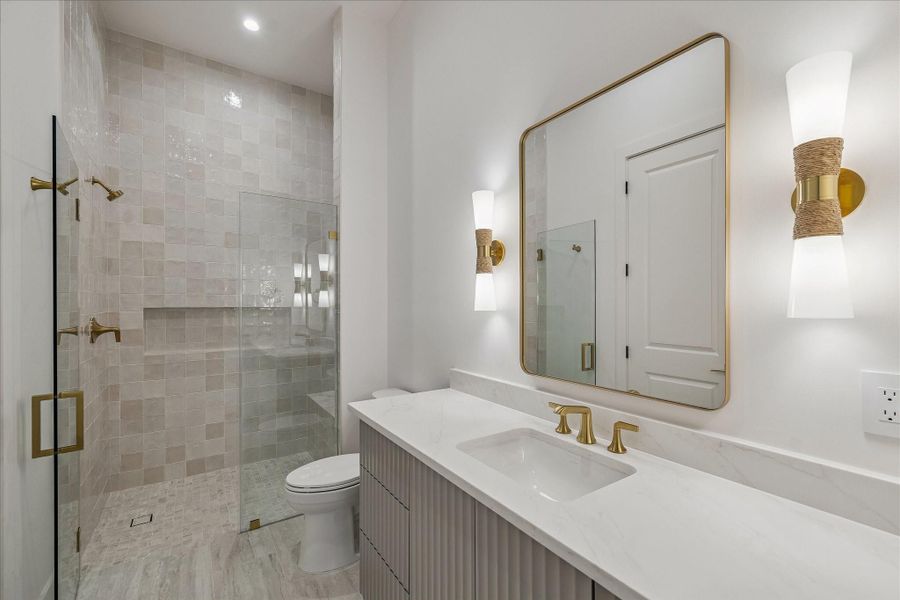 Guest Bathroom (1st floor)