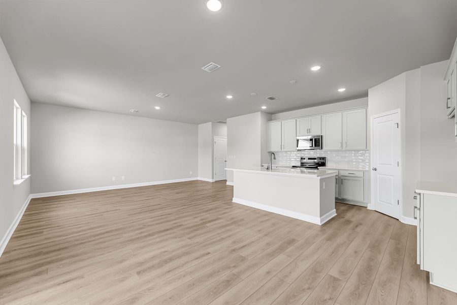 Spacious, unfurnished interior of a new home in , Ravenel (Image 13).