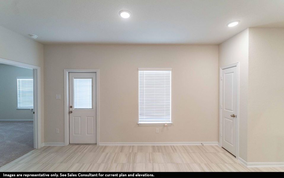 Spacious, unfurnished interior of a new home in Steed Landing, Texas City (Image 9).