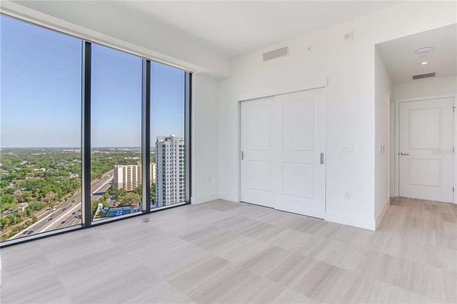 Spacious, unfurnished interior of a new home in The Ritz-Carlton Residences, Tampa (Image 19).