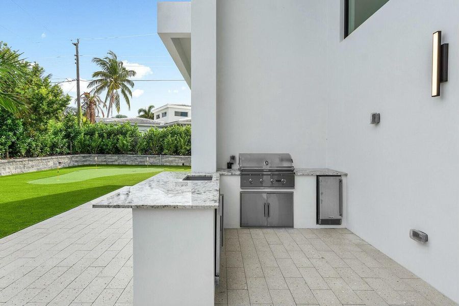 OUTDOOR KITCHEN PUTTING GREEN OUTDOOR KITCHEN PUTTING GREEN