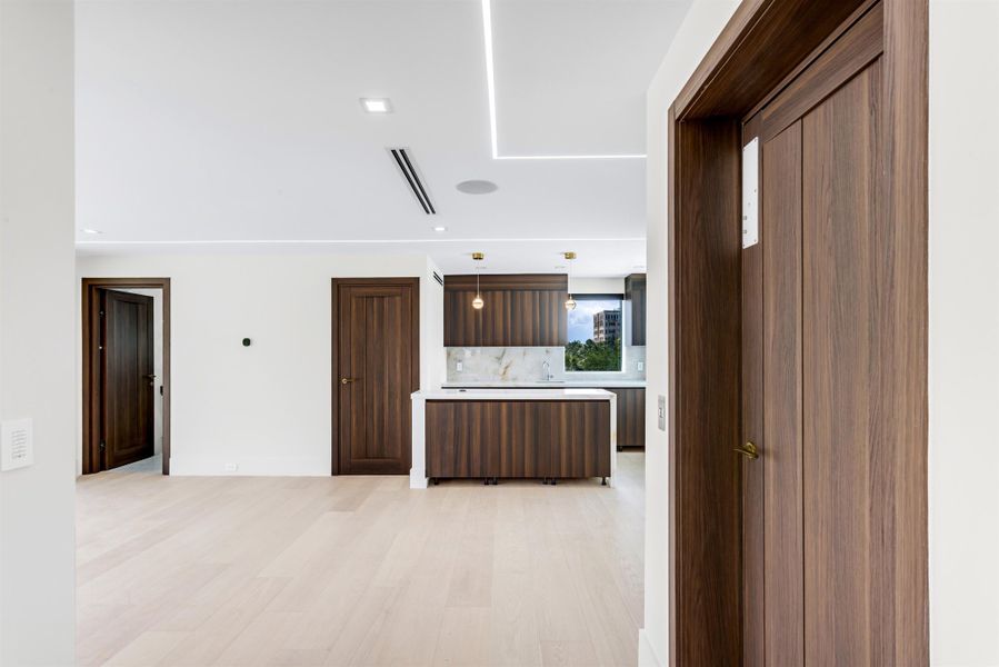 CLUBROOM_STRAIGHT_EB CLUBROOM_STRAIGHT_EB