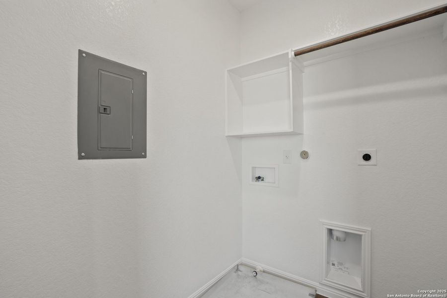 Spacious, unfurnished interior of a new home in Melissa Ranch, San Antonio (Image 19).