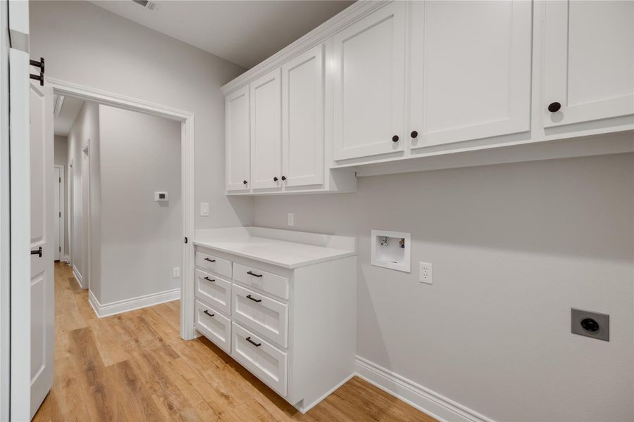 Furnished interior view inside a new home in , Grapeland (Image 6).