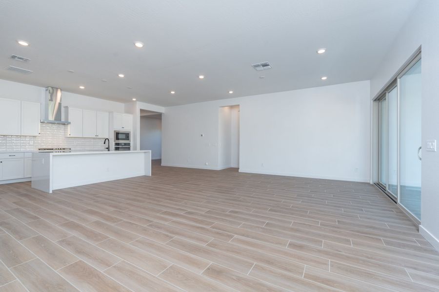 Spacious, unfurnished interior of a new home in Waterston Central, Gilbert (Image 9).