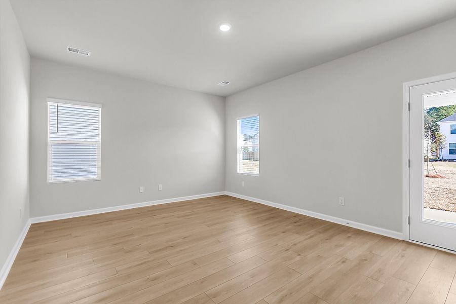 Spacious, unfurnished interior of a new home in Six Oaks, Summerville (Image 15).