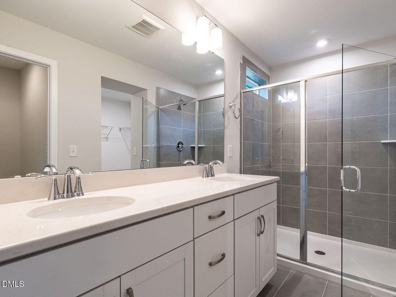 024-1280x960-primary-bath