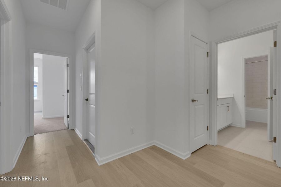 Spacious, unfurnished interior of a new home in Hyland Trail, Middleburg (Image 13).