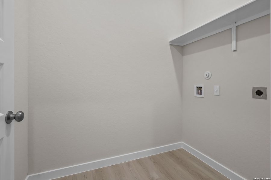Spacious, unfurnished interior of a new home in Mesa Vista, San Antonio (Image 26).