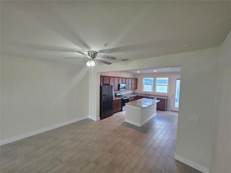 Spacious, unfurnished interior of a new home in , Orlando (Image 10).