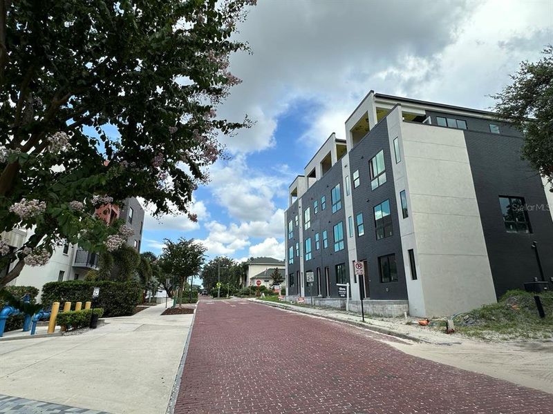 Condo located in Tampa, FL showcasing its design and architecture (Image 6).