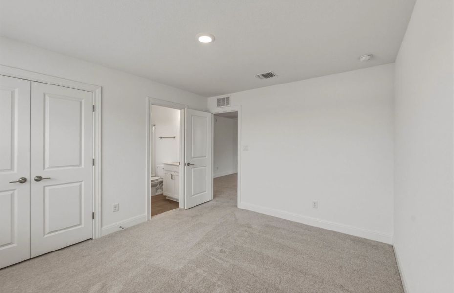Spacious, unfurnished interior of a new home in Saddleback at Santa Rita Ranch, Liberty Hill (Image 36).