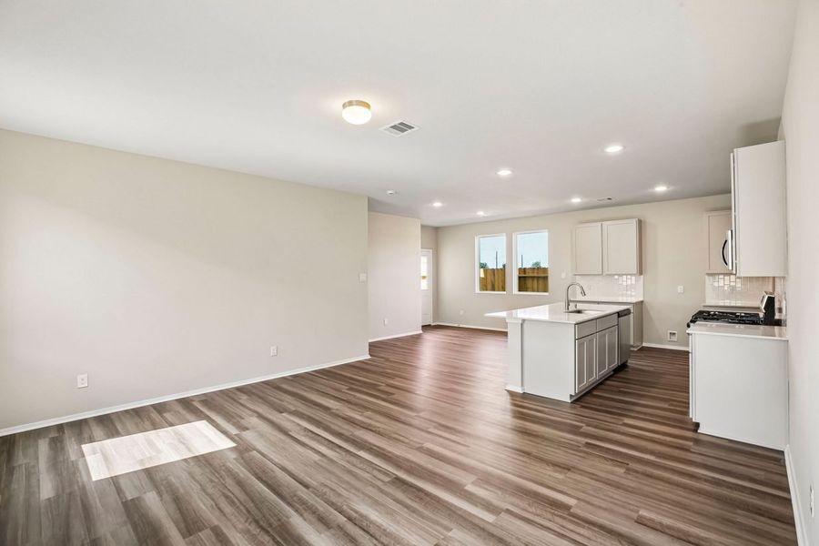 Spacious, unfurnished interior of a new home in Mustang Meadows, Waller (Image 14).