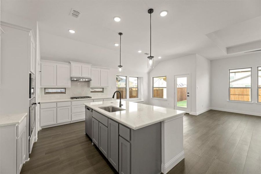 05_3513 Honeysuckle, Melissa 05_3513 Honeysuckle, Melissa