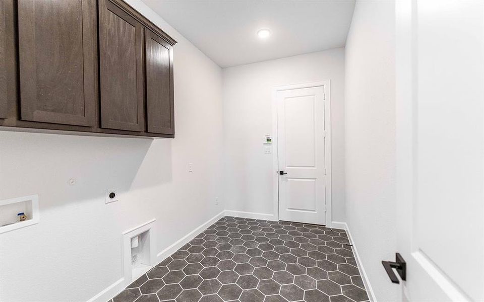 Spacious, unfurnished interior of a new home in Heath Golf & Yacht Club, Heath (Image 21).