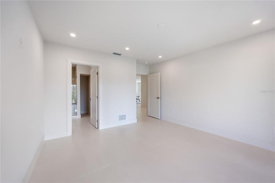 Spacious, unfurnished interior of a new home in , Sarasota (Image 74).