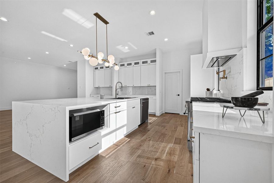 Large island with built-in microwave Large island with built-in microwave