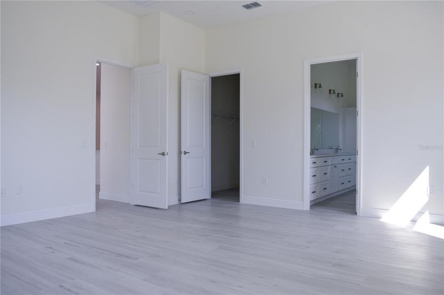 Spacious, unfurnished interior of a new home in , Lake Alfred (Image 35).