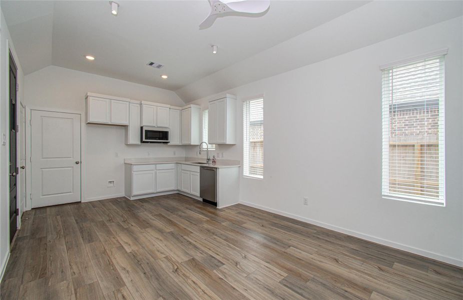 Spacious, unfurnished interior of a new home in Harvest Green, Richmond (Image 10).