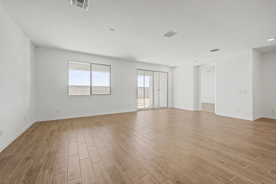 Spacious, unfurnished interior of a new home in White Tank Vistas, Waddell (Image 9).