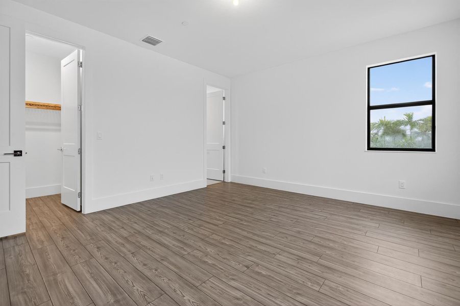 Spacious, unfurnished interior of a new home in , Palm Beach Gardens (Image 20).