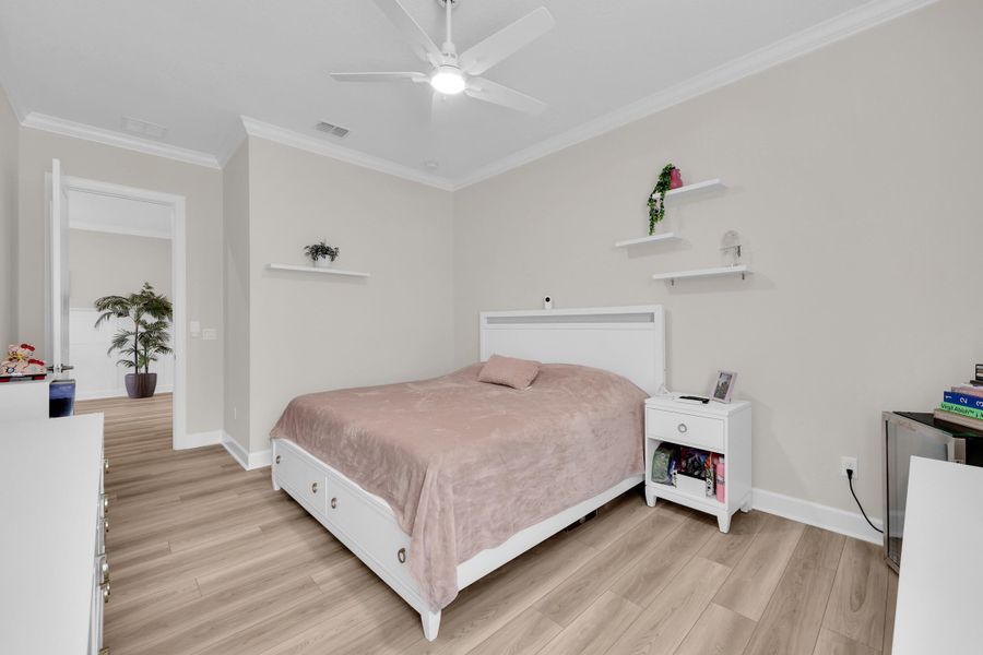 Guest Bedroom with Ensuite Guest Bedroom with Ensuite