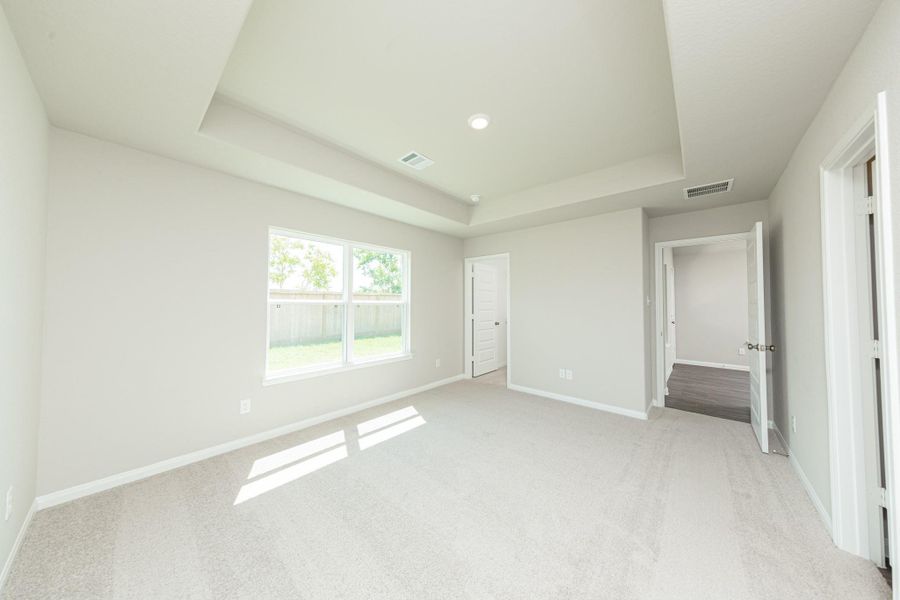 Spacious, unfurnished interior of a new home in Cliffstone Hills, Conroe (Image 9).