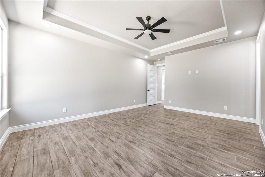 Spacious, unfurnished interior of a new home in , La Vernia (Image 23).