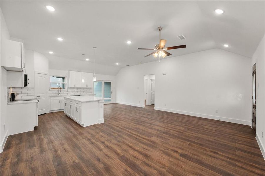 Spacious, unfurnished interior of a new home in , Kerens (Image 16).