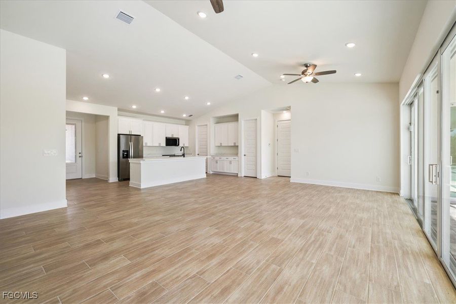 Spacious, unfurnished interior of a new home in Cape Coral, Cape Coral (Image 19).