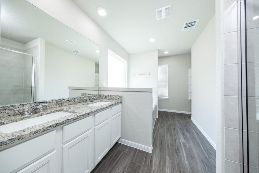 Furnished interior view inside a new home in Mackenzie Creek, Conroe (Image 8). Furnished interior view inside a new home in Mackenzie Creek, Conroe (Image 8).