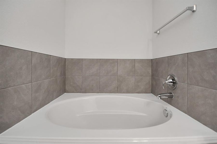 Owner's suite has ensuite bath with soaking tub,dual sinks and separate shower & Spacious walk-in closet.