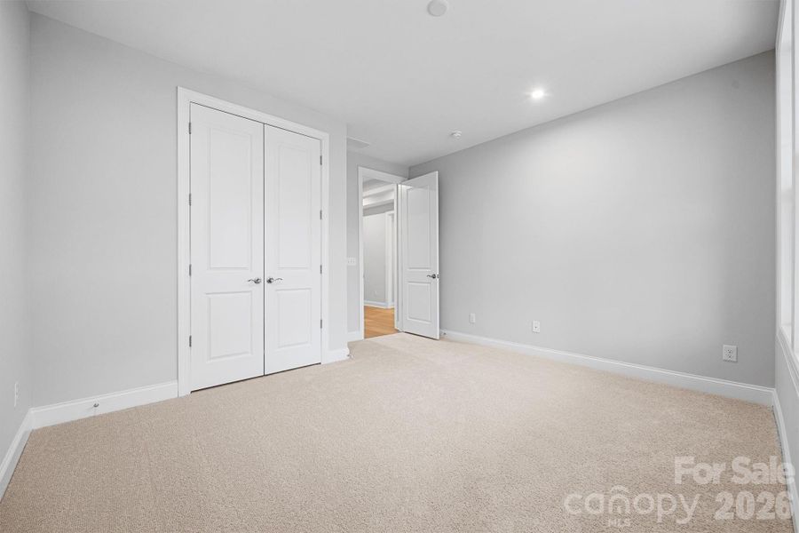 Spacious, unfurnished interior of a new home in Handsmill on Lake Wylie, York (Image 27).