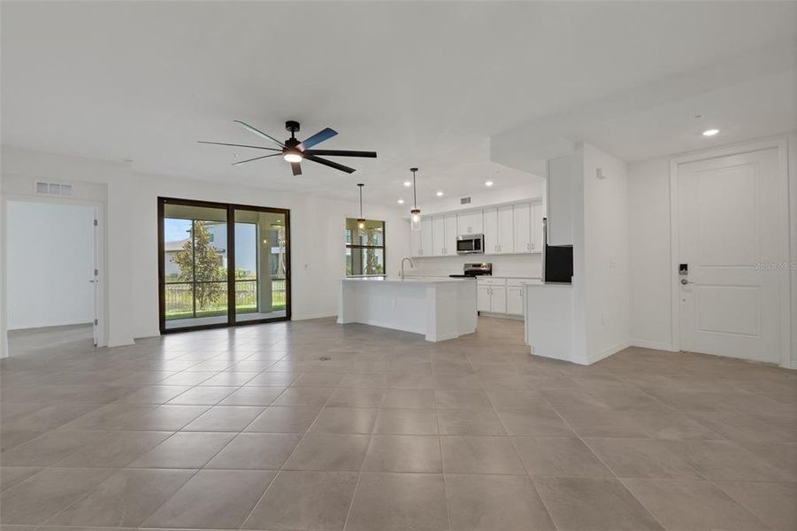 Spacious, unfurnished interior of a new home in , Bradenton (Image 14).