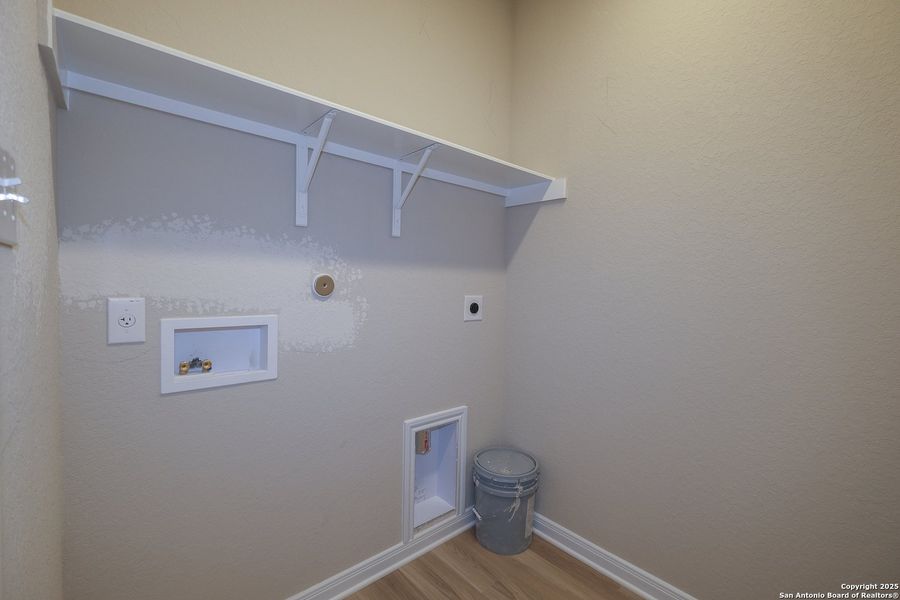 Spacious, unfurnished interior of a new home in Hunters Ranch, San Antonio (Image 37).