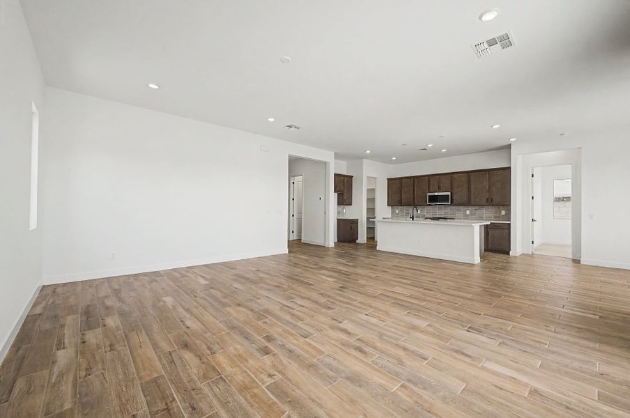 Spacious, unfurnished interior of a new home in Frontera, Surprise (Image 11).