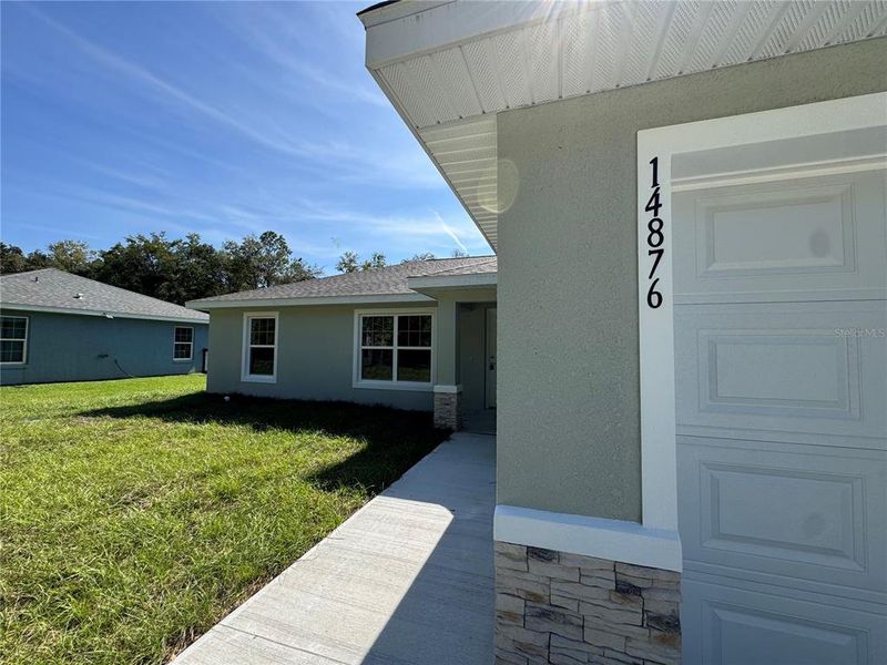 Exterior details and patio area of a home in , Dunnellon (Image 4).